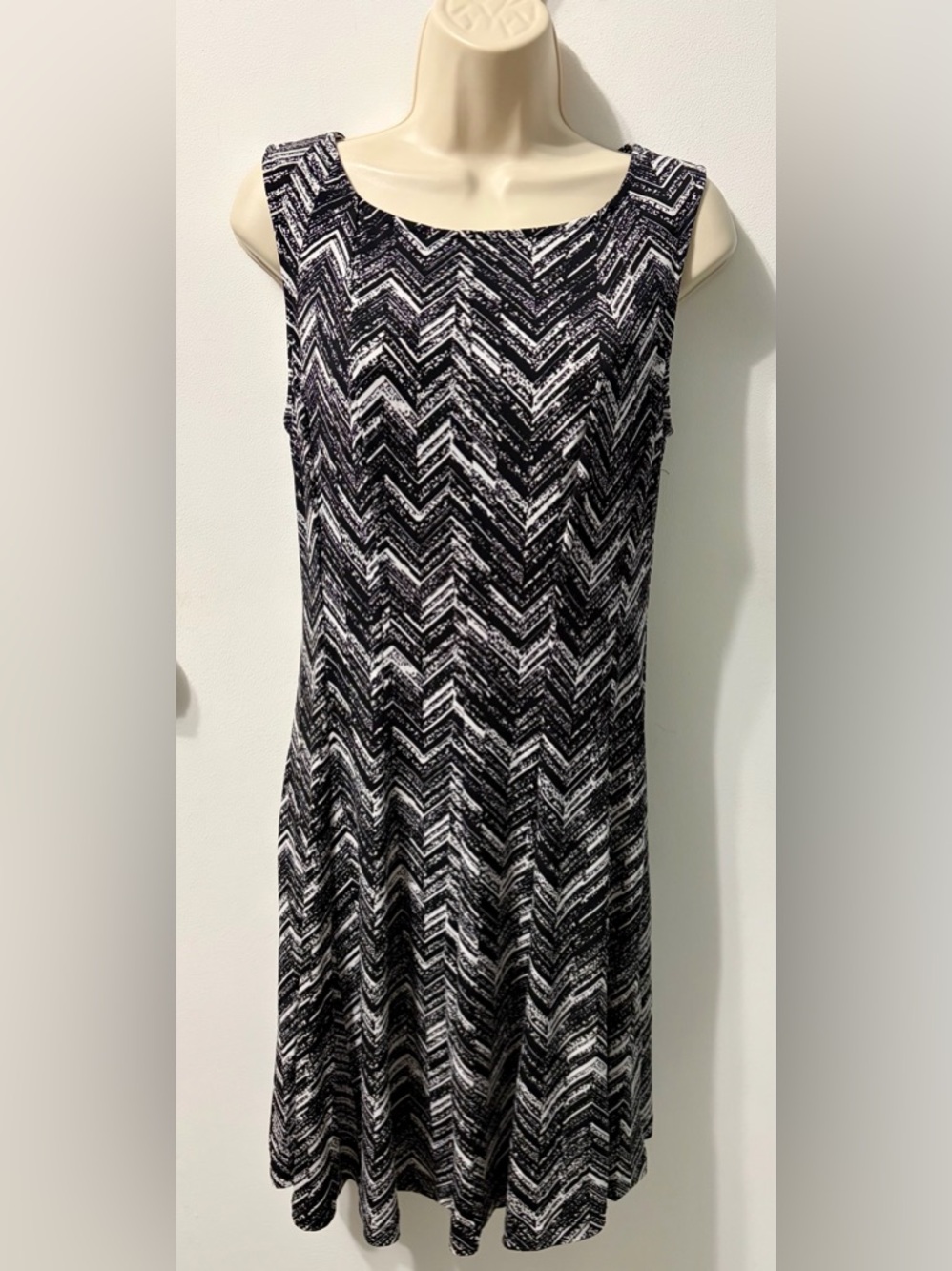 connected apparel Black & White Chevron Dress Label